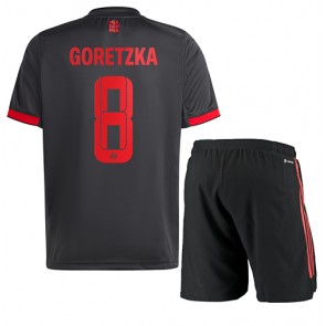 Bayern Munich Leon Goretzka #8 kläder Barn 2022-23 Tredje Tröja Kortärmad (+ korta byxor)